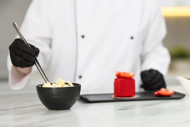 Šéfkuchár mieša omáčku v mise